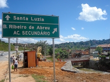 Placa na entrada do Bairro Ribeiro de Abreu indicando a direção do bairro e a direção para Santa Luzia
