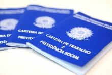 Três carteiras de trabalho fechadas