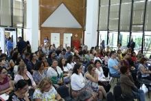 Dezenas de professoras aposentadas acompanham audiência no hall