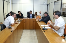 Parlamentares compõem mesa de reunião