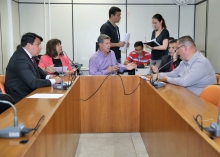 Vereadores em reunião da Comissão de Orçamento e Finanças