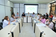 Mesa de debates sobre inscrições para escolas de educação, em audiência para tratar do tema. 