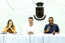 Parlamentar e convidados compõem mesa de renião