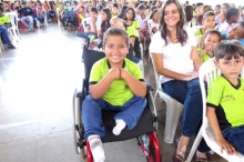 criança com deficiência em atividade junto com outras crianças em escola pública