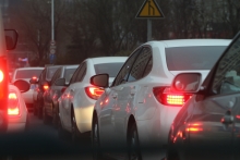 Via congestionada, com vista traseira de veículos parados em fila