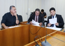 Parlamentares compõem mesa de reunião