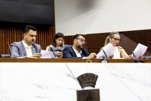 Parlamentares compõem mesa de reunião