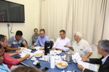 Vereadores da Comissão de Saúde e Saneamento reunidos com secretário municipal adjunto da Saúde e gestores do Hospital