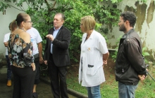 Vereador dialogando com técnicos e outros responsáveis pelo centro de saúde 