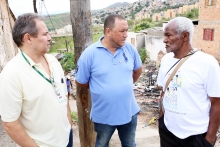 Vereador Edmar Branco e moradores, em visita técnica à Rua General Osório, Bairro Alto Vera Cruz