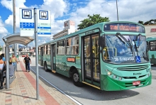 Õnibus do sistema de transporte público coletivo de passageiros se aproxima do ponto de embarque/desembarque