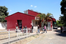 Fachada do Centro de Saúde Trevo. Prédio vermelho.