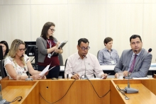 Parlamentares compõem mesa de reunião