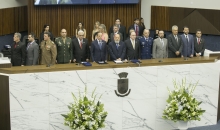 Autoridades compondo a mesa na cerimônia de entrega do Grande Colar do Mérito Legislativo
