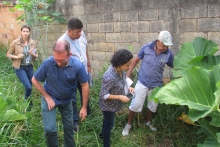 Vereador Cláudio da Drogaria Duarte, assessoria técnica e parlamentar, Thaís Braga, da Diretoria de Gestão de Águas da Secretaria Municipal de Obras e Infraestrutura e morador, em visita técnica à Rua dos Navegantes, Bairro Céu Azul