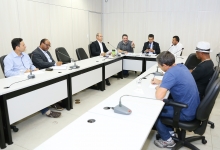 parlamentares e convidados compõem mesa de reunião