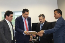 Vereadores Irlan Melo, Wesley Autoescola e Carlos Henrique entregam relatório final da Comissão Especial de Estudo - Anel Rodoviário ao procurador do Ministério Público Federal, Élder Magno