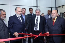 Representantes do TJMG e presidente Henrique Braga desfazem laço de fita vermelha, inaugurando posto de atendimento