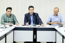 parlamentares compõem mesa de reunião