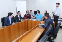 parlamentares compõem mesa de reunião