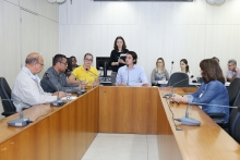 parlamentares compõem mesa de reunião