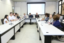 parlamentares e convidados compõem mesa de reunião