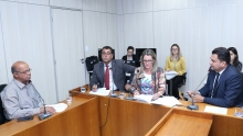 parlamentares compõem mesa de reunião