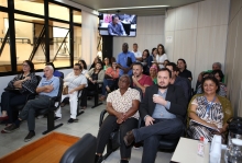 convidados acompanham reunião