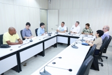 parlamentares e convidados compõem mesa de reunião