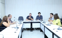 parlamentares e convidados compõem mesa de reunião