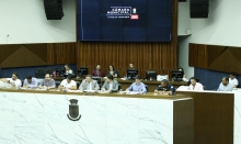 parlamentares e convidados compõem mesa de reunião