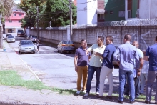 Moradores, vereador e gestores municipais em visita à Rua Professor José Henriques