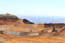 Área de mineração no alto da Serra do Curral (em primeiro plano). Ao fundo, vista da cidade de Belo Horizonte
