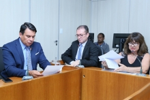 Parlamentares compõem mesa de reunião