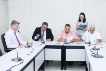 Vereadores Edmar Branco, Juliano Lopes, Preto e Flávio dos Santos, em reunião da Comissão de Meio Ambiente e Política Urbana, nesta segunda-feira (11/3)