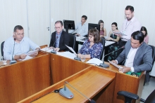 Parlamentares compõem mesa de reunião