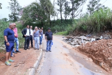 Vereador Wesley Autoescola e representantes da SLU, Regional Noroeste, BHTrans e Secretaria Municipal de Obras e Infraestrutura, em visita técnica a via do Bairro Califórnia 