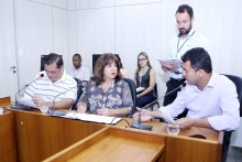 parlamentares compõem mesa de reunião