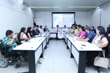 parlamentares e convidados compõem mesa de reunião