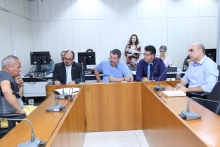 Parlamentares compõem mesa de reunião