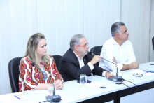 gestores municipais e vereador compõem mesa de reunião