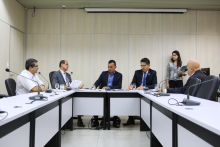 Parlamentares compõem mesa de reunião