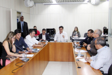 Vereadores Carlos Henrique, Pedro Patrus e Hélio da Farmácia, José Cruz (secretário municipal adjunto de Assistência Social, Segurança Alimentar e Cidadania), José Mauro Gomes (sub secretário municipal de Fiscalização), Raquel Guimarães (diretora de Planejamento e Fiscalização da Secretaria Municipal de Política Urbana), Genilson Ribeiro Zeferino (secretário municipal de Segurança e Prevenção), e Rodrigo Sérgio Prates (Comandante da Guarda Municipal de Belo Horizonte), em audiência pública