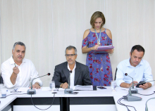 Parlamentares compõem mesa de reunião