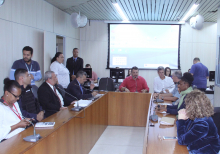 Parlamentares e convidados compõem mesa de reunião