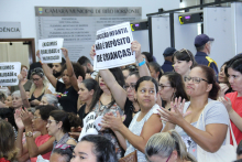 Professoras erguem cartazes em favor da valorização da educação