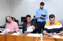 Três dos cinco integrantes da comissão de Legislação e Justiça estão sentados à Mesa apreciando a pauta, assessorados por um coordenador do processo legislativo 