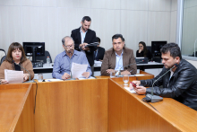 Dois titulares e dois suplentes participam da 23ª reunião ordinária da Comissão de Legislação e Justiça; atrás, um coordenador do Processo Legislativo assessora os vereadores..