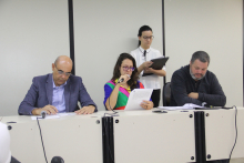 Parlamentares compõem mesa de reunião