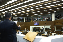 Vereador se pronuncia da tribuna para taxistas que acompanham a reunião plenária da galeria